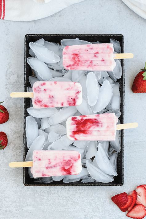 Strawberry Greek Yogurt Popsicles - Home Sweet Farm Home Greek Yogurt Popsicles, Strawberry Greek Yogurt, Healthy Popsicle Recipes, Fresh Strawberry Recipes, Healthy Popsicles, Yogurt Popsicles, Healthy Greek Yogurt, Yogurt Flavors, Homemade Popsicles