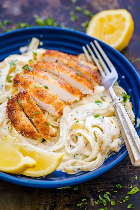 Lemon Chicken Pasta is an easy 30-minute dinner. This chicken pasta tastes like a restaurant quality meal and the lemon cream sauce will win you over. Thanksgiving Recipes Side Dishes Healthy, Pasta And Chicken, Lemon Chicken Pasta, Lemon Cream Sauces, Thanksgiving Food Sides, Dinner Christmas, Creamy Lemon Chicken, Chicken Tetrazzini, Thanksgiving Recipes Side Dishes