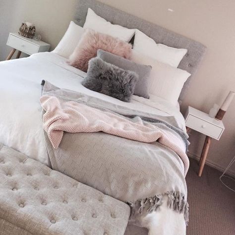 Interior Design Bedroom Master, Girls Bedroom Grey, Interior Design Bedroom Teenage, Layered Textiles, Simple Bedroom Decor, Girl Bedrooms, Pink Bedroom Decor, Pink Bedrooms, Girl Bedroom Designs