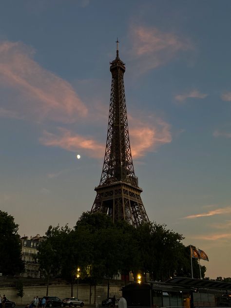 Paris Sunset, France Aesthetic, Paris Aesthetic, Dream Places, The Eiffel Tower, Travel Europe, The Sunset, Paris France, Surrealism