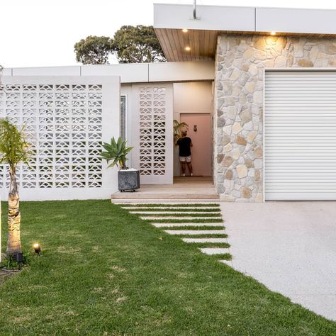 Holman Designs’s Instagram photo: “Alright, we need to know, what's your favourite part of this facade? Stone, breeze blocks, timber and a cute little colour pop all make…” Midcentury Exterior, Palm Springs Homes, Palm Springs Houses, Timber Garage, Mid Century Exterior, Front Facade, Rock Walls, External Cladding, Breeze Blocks