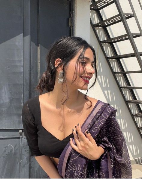 Black Saree Hot Poses, Black Blouse Aesthetic, Black Saree Aesthetic, Saree With Black Blouse, Desi Poses, Saree Dp, Violet Saree, Black Blouse Designs, Saree Poses