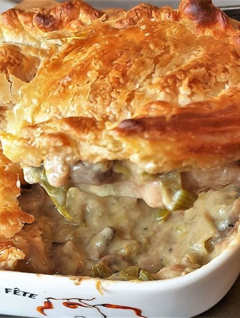 Chicken And Leek Pie Recipe, Creamy Chicken Pie Recipe, Leek And Mushroom Pie, Mini Thanksgiving, Chicken Delight, Chicken And Leek Pie, Chicken And Mushroom Pie, Chicken Pie Recipe, Leek Pie