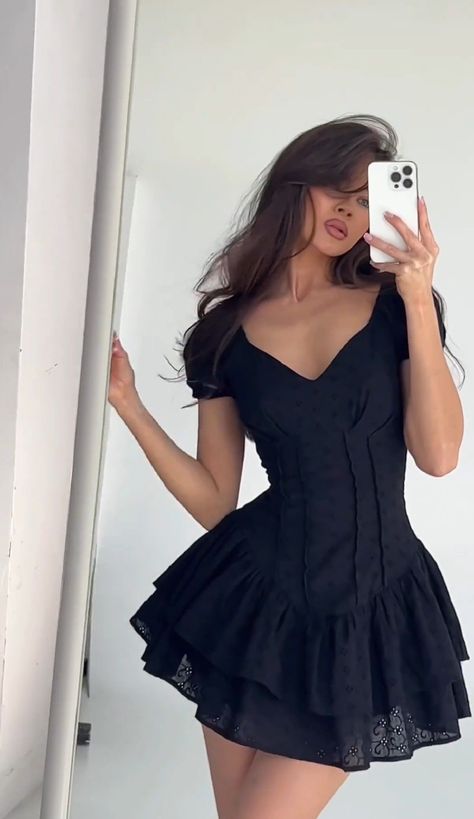 Black Dress Bright Heels, Short Dresses With Sleeves, Mini Birthday Dress, Dresses Nightclub, Dress Homecoming, Grad Dresses, Birthday Dress, Look At You, Casual Style Outfits