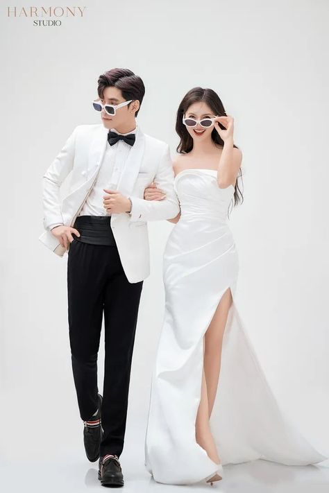 Cute Prenup Photoshoot Ideas, Pre Wedding Studio Ideas, Korean Wedding Photography Studios, Couple Outfits Formal, Prenup Studio Photoshoot Ideas, Korean Wedding Photography Photo Ideas, Korean Pre Wedding Photoshoot, Pre Wedding Indoor, Korean Prewedding Studio