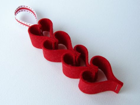 Ideas Decoracion Navidad, Saint Valentin Diy, Valentines Bricolage, Valentine Decoration, Valentine Garland, Diy Valentine's Day Decorations, Valentine Tree, Garland Ideas, Ornament Garland