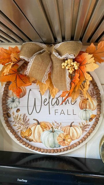 Pizza Pan Fall Wreath, Pizza Pan Crafts Diy Dollar Tree Fall, Crafts Using Dollar Tree Pizza Pans, Pizza Pan Scarecrow, Dollar Tree Door Decor, Fall Pizza Pan Craft, Pizza Pan Wreath Diy, Pizza Pan Crafts Diy Dollar Tree, Dollar Tree Fall Crafts