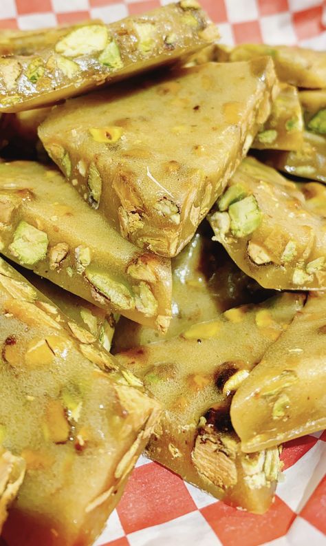 Best Peanut Brittle, Best Stew Recipe, Pistachio Brittle, Homemade Peanut Brittle, Microwave Peanut Brittle, Cookie Truffles, Boiled Peanuts, Brittle Recipes, Tandoori Masala