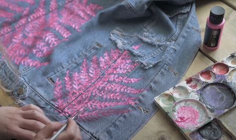 Denim Jacket Back Painting, How To Paint Denim Jacket, Custom Denim Jacket, Fabric Drawing, Painted Denim Jacket, Embellished Jacket, Painted Jeans, Fabric Pen, Painted Denim