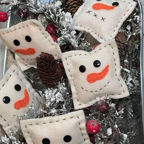 Snowman Bowl, Decorative Bowl Filler, Christmas Bowl, Diy Bowl, Felt Snowman, Crafts For Seniors, Button Eyes, Felt Pattern, Snowman Crafts