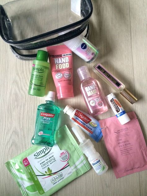 Travel Hacks Packing, Travel Bag Essentials, Essentials Aesthetic, Inside My Bag, Purse Essentials, Essentials List, Avon Products, Long Flights, Travel Essentials For Women