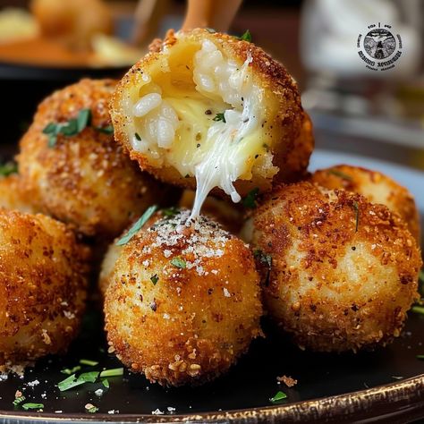 These crispy Arancini recipe Italian rice balls made with a creamy white wine risotto, featuring a gooey mozzarella center. Golden and crunchy Sauce For Arancini Balls, Mini Rice Balls, Riceball Recipes, Arancini Balls Recipes, Arancini Recipe Italian, Italian Rice Balls Recipe, Italian Arancini, White Wine Risotto, Arancini Rice Balls