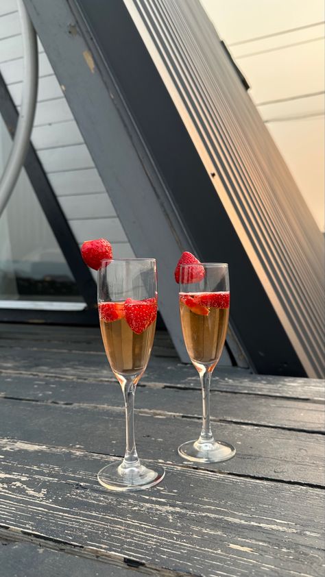 Champagne And Strawberries, Champagne With Strawberries, Strawberry And Champagne, Champagne Picnic, Aesthetic Champagne, Picnic Shoot, Strawberries And Champagne, Style Roots, New Year's Games