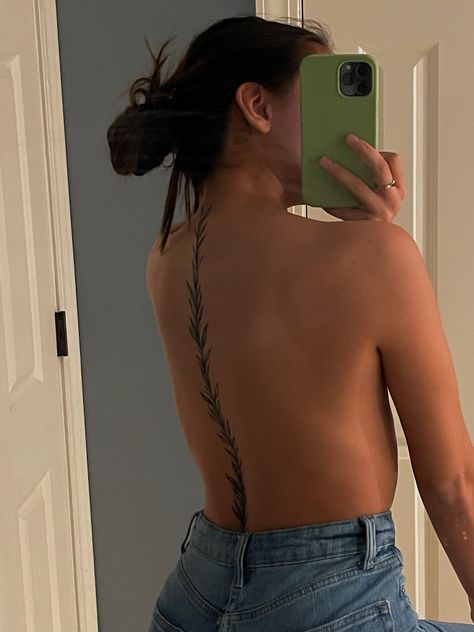 Spine Leaf Tattoo, Vines On Spine Tattoo, Back Tattoo Women Vines, Spine Tattoos Vine, Vine Back Tattoo Women, Spine Tattoos For Women Vines, Feminine Vine Tattoo, Linework Spine Tattoo, Ivy Spine Tattoo