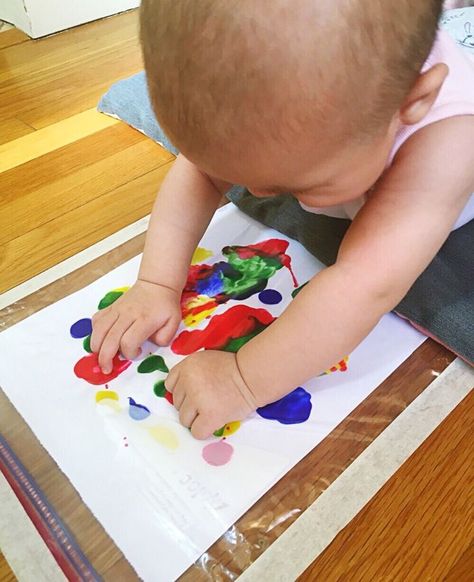 Creatieve expressieve ontwikkeling van je baby stimuleren met baby activiteiten - Mamaliefde.nl Baby Art Activities, Diy Boy Gifts, Colorful Art Projects, How To Roll, Baby Art Projects, Baby Reveal Party, Baby Finger, Edible Paint, Creative Activities For Kids