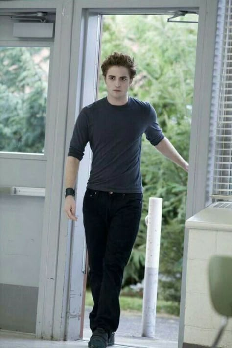 Mesmerizing entry of Edward Anthony Mason Cullen Twilight Outfits, Robert Pattinson Twilight, Twilight Edward, Twilight Film, British Boys, Edward Cullen, Robert Pattinson, Home Ideas, Mens Gifts