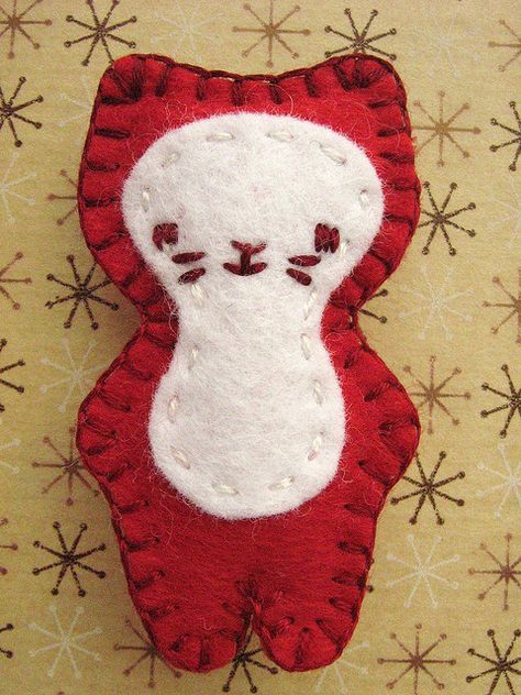 red & white felt cat Cat Felt Pattern, Felt Cats, Felt Plush, Cat Picture, Crochet Wool, Felt Pattern, Felt Baby, Felt Cat, Felt Patterns