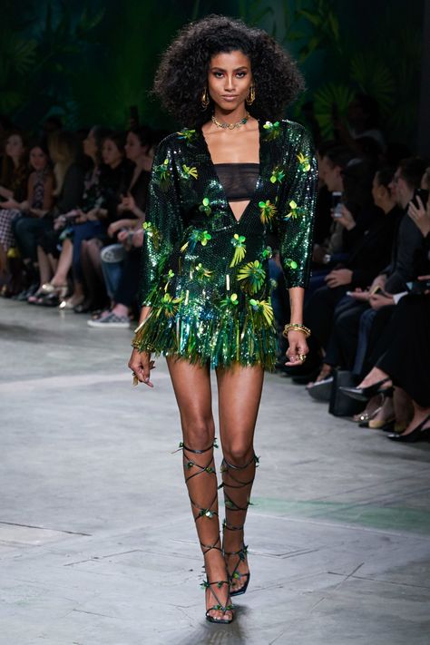 Versace Spring 2020 Ready-to-Wear Collection - Vogue Versace 2020, Runway 2020, Haute Couture Style, Versace Runway, Mode Editorials, Versace Spring, Versace Fashion, Donatella Versace, Couture Runway