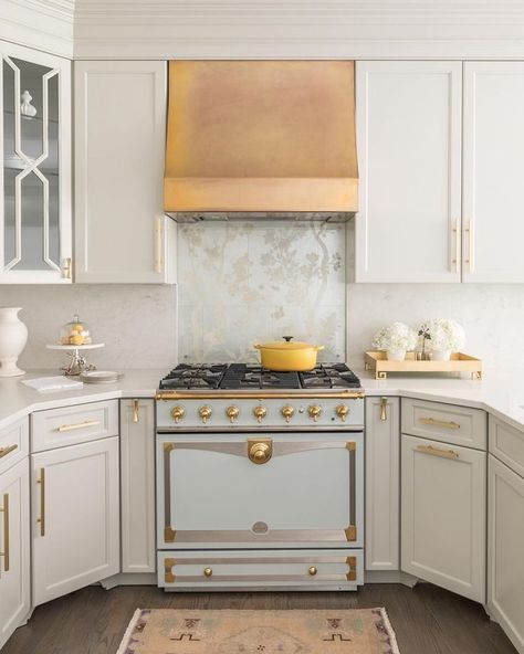 Mint green La Cornue French range via @brookecoleinteriors - Beautiful french kitchen decor idea with copper range hood Kitchen Layout Ideas, French Kitchen Decor, Classic Kitchen, French Kitchen, French Home Decor, Home Luxury, French Home, Décor Boho, Kitchen Cabinetry