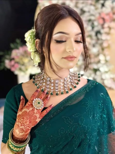 Makeup On Green Dress Indian, Green Saree Makeup Look Simple, Green Sari Makeup Look, Party Wear Makeup Look Indian, Red Saree Makeup Look Simple, Green Outfit Makeup Look Indian, Makeup Look On Saree, Makeup Looks With Saree, Simple Pakistani Makeup Looks