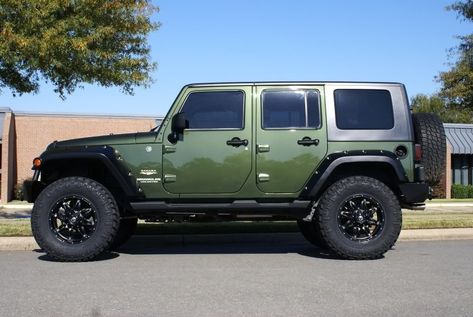 Green Jeep Wrangler, Jl Wrangler, Beach Jeep, Green Jeep, Jeep Wrangler Unlimited Sahara, Black Jeep, Kid Friendly Travel Destinations, Paint Design, Cars Luxury