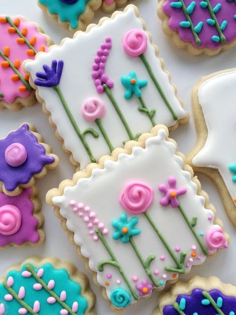 Garden Party Favors~ Springtime Sugar Cookies!!! 2nd Birthday Cookies Decorated, Round Sugar Cookies Decorated, Spring Cookies Royal Icing, Simple Sugar Cookie Designs, Funfetti Party, Spring Sugar Cookies, بيتي فور, Sugar Cookie Decorating, Small Cookies