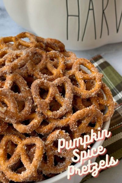 Pumpkin Spice Pretzels Recipe, Pumpkin Spice Pretzels, Simple Fall Appetizers, Potluck Recipes Easy, Pretzel Pumpkins, Spiced Pretzels, Fall Snack Mixes, Pumpkin Pretzels, Seasoned Pretzels