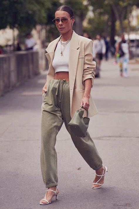 Capsule Basics, Green Cargo Pants Outfit, Mens Street Style Spring, Parachute Trousers, 00s Mode, Cargo Outfit, Color Trends Fashion, Glam Outfit, Moda Paris