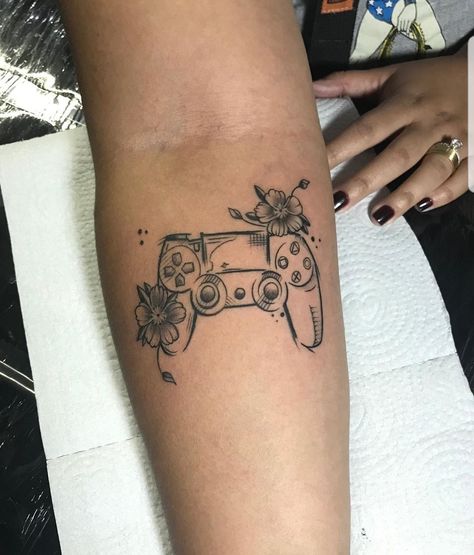 Video Game Controller Tattoo, Fortnite Tattoo Ideas, Game Controller Tattoo, Gamer Tattoo Ideas, Gaming Tattoo Ideas, Charms Tattoo, Playstation Tattoo, Tattoo Games, 25 Tattoo