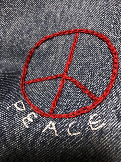 Embroidery Peace Sign, Hippy Embroidery, Peace Embroidery, 70s Embroidery, Peace Sign Embroidery, Decorated Jeans, Hippie Embroidery, Hippie Jeans, Clothes Embroidery Diy