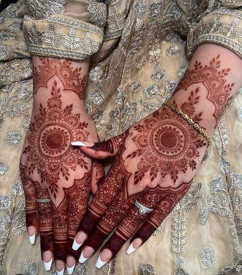 Henna Motive, Wedding Henna Designs, Indian Henna Designs, Simple Mehendi Designs, Rose Mehndi Designs, Very Simple Mehndi Designs, Modern Mehndi Designs, Engagement Mehndi Designs, Pretty Henna Designs