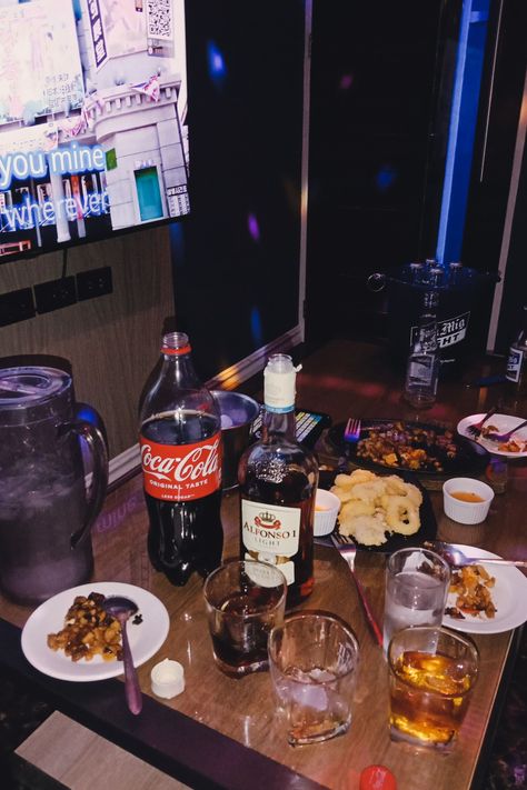 Drinking Alcohol With Friends Aesthetic, Fake Drinking Alcohol Snaps At Home, Beer Party Snap, Boys Drinking Alcohol Aesthetic, Inuman Session With Friends Prank, Beer Party Snapchat, Alak Prank, Drinking Prank, Alak With Friends