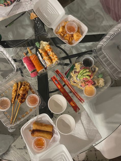 lil sushi date night take out Sushi Take Out, Sushi Sushi, Sushi Night, Takeout Food, Sushi Rolls, Thai Recipes, Take Out, Aesthetic Food, Night In