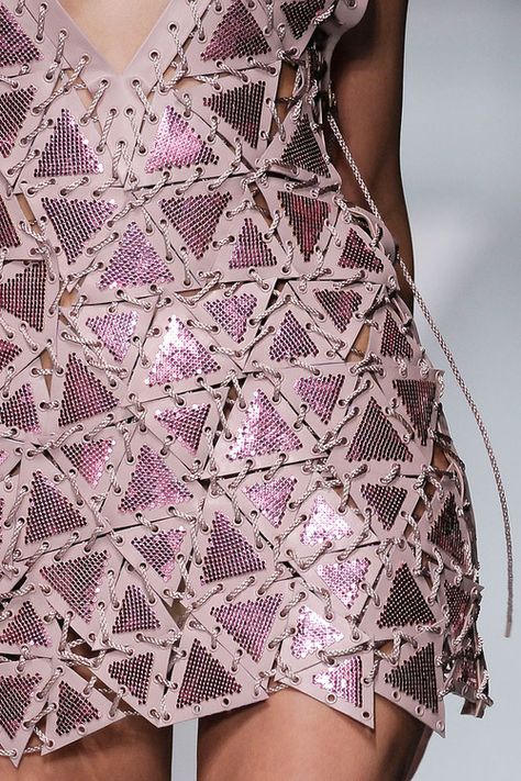 Versace Dream Instagram, Geometric Fashion, Couture Mode, Textiles Fashion, Mode Inspo, Mode Inspiration, Fashion Details, Couture Fashion, Life Style