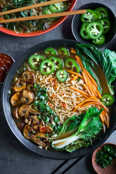 KA-ME Curly Noodles Ramen Soup Vegetarian, Mushroom Ramen Soup, Ramen Soup Recipes, Mushroom Ramen, Ramen Toppings, Vegetarian Ramen, Soup Vegetarian, Homemade Ramen, Vegan Ramen