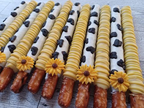 Cow Pretzel Rods, Cow Print Pretzel Rods, Pretzel Ideas, Pretzel Candy, Dipped Pretzel Rods, Dipped Pretzels, Pretzel Dip, Pretzel Rods, Easy Food Art