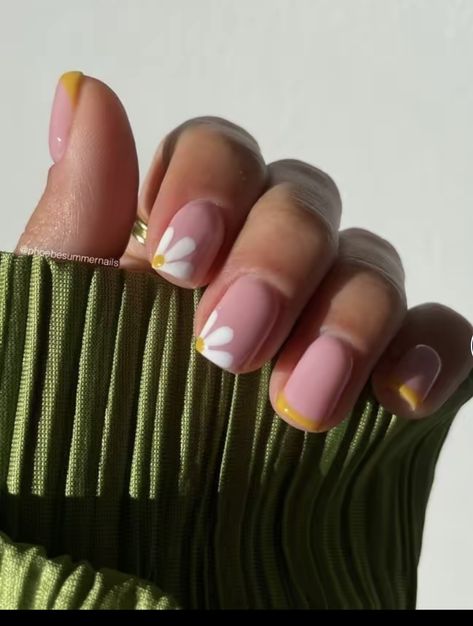 Short Oval Nails Designs Simple, Very Short Natural Nail Designs, Simple Nail Art Summer, Simple Short Nail Designs Summer, Short Nails Design Ideas 2024 Summer, Simple Short Summer Nails, Short Square Summer Nails, Simple Summer Nails Short, Squoval Acrylic Nails