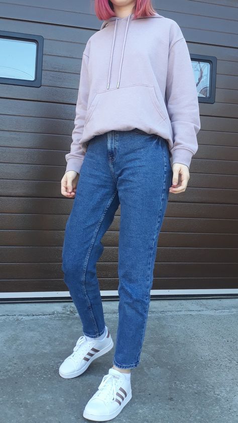 Purple Hoodie Outfit Women, Purple Hoodie Outfit, Hoodie And Jeans Outfit, Dark Wash Jeans Outfit, Blue Sweatshirt Outfit, Dark Washed Jeans Outfit, Crewneck Outfits, Dark Wash Mom Jeans, Wash Jeans Outfit