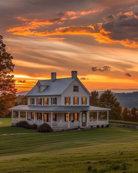 Dream House Farmhouse, Farmhouse Build, Country House Exterior, Farm Homes, Farm Cabin, Old Homes, Dream Farmhouse, Dream Farm, Young House