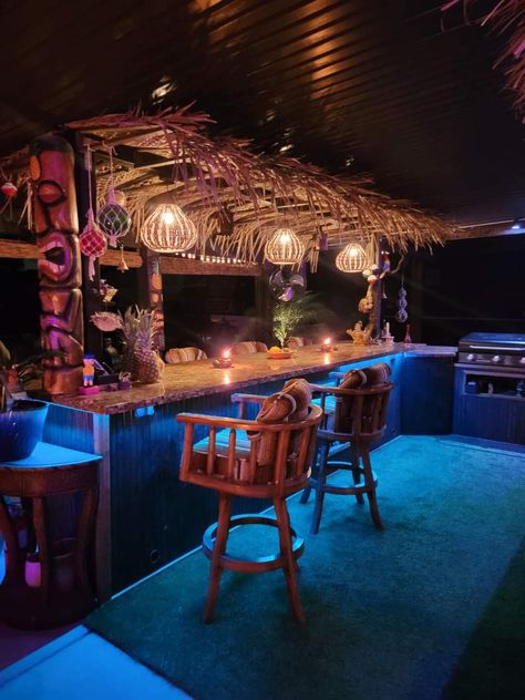 Ocean Bar Design, Funky Interior Design Eclectic, Tiki Bar Aesthetic, Beach Bar Aesthetic, Tiki Bathroom, Tiki Halloween, Unique Man Cave Ideas, Hawaiian Bar, Float Bar