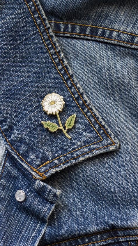 Badge Ideas, Yellow Purses, Enamel Pin Collection, Daisy Jewelry, Floral Pins, Gift Flower, Pretty Pins, Floral Collection, Hard Enamel Pin