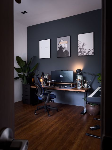 Unbelievable IKEA Office Desk Setup that has been trending on Reddit. - Minimal Desk Setups Minimal Desk Setup, Masculine Home Office, Reka Bentuk Dalaman, Minimal Desk, Dream Desk, Clean Desk, Desk Setups, Home Studio Setup, Bedroom Setup