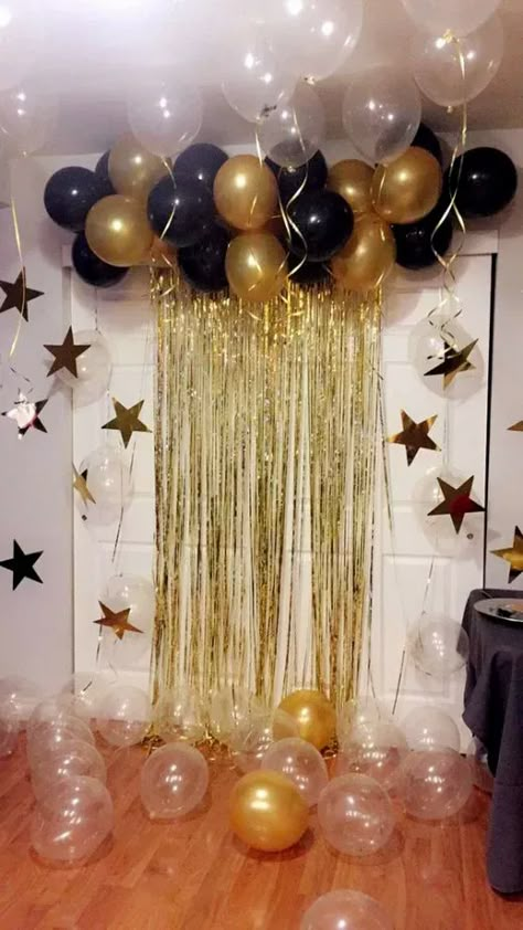 New Years Backdrop, Birthday Celebration At Home, Simple Birthday Decoration, Party Backdrop Ideas, Birthday Decoration Ideas, Champagne Balloons, Vintage Party Decorations, New Year Backdrop, Birthday Decorations At Home