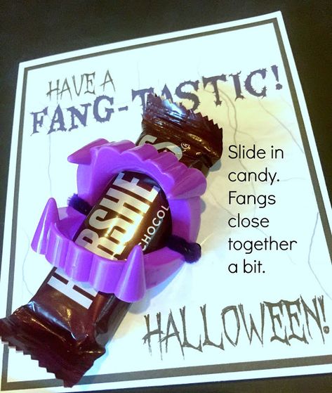 Make your own Fangtastic Halloween Cards Woot Woot Wagon, Class Holiday Gifts, School Goodie Bags, Homeade Halloween Costumes, Boo Grams, Halloween Work Party, Fangtastic Halloween, Halloween Candy Treats, Fun Classroom Games