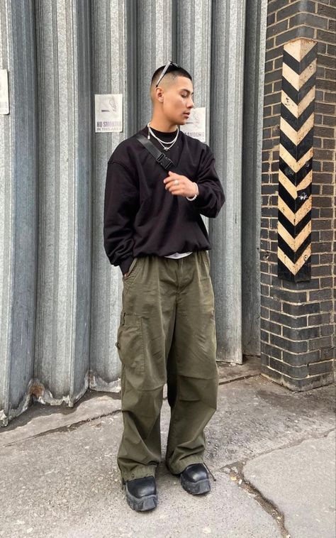 Men Baggy Cargo Pants Outfit, Green Parachute Pants Outfit Men, Green Baggy Cargo Pants Outfit, Olive Parachute Pants Outfit, Baggy Green Pants Outfit, Baggy Pants Men Outfit, Black Parachute Pants Outfit Men, Green Baggy Pants Outfits, Baggy Cargo Pants Outfit Men