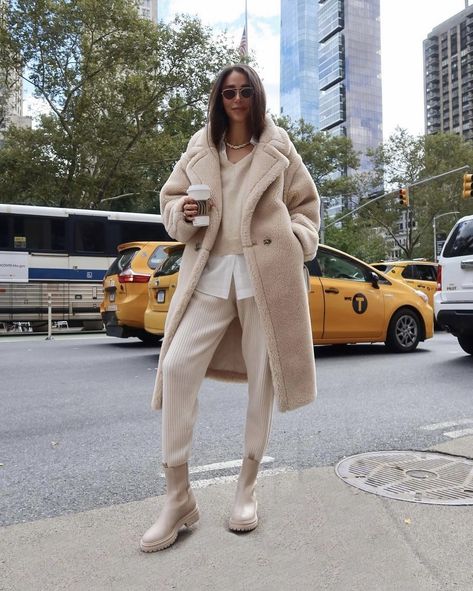 Are Teddy Coats Still in Style in 2021? Max Mara Teddy Coat Sale Fashion Consultant Stylists, Max Mara Teddy Coat, Teddy Coat Outfit, Winter White Outfit, Max Mara Coat, Teddy Bear Coat, Coat Street Style, Coat Trends, Teddy Coat