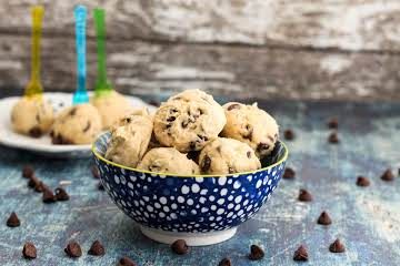 Chocolate Chip Cookie Dough Balls Chocolate Chip Cookie Balls, Fudge Ice Cream Cake, Chocolate Chip Cookie Dough Balls, Creamy Fruit Salads, Cookie Dough To Eat, Cookie Balls, Sugar Free Pudding, Pumpkin Pudding, Just A Pinch Recipes