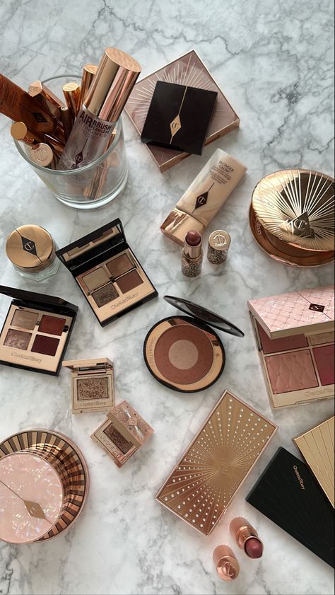 Stile Blair Waldorf, Charlotte Tilbury Makeup, Makeup Bag Essentials, Fancy Makeup, Makeup Needs, Makeup Obsession, Luxury Makeup, Makeup Items, Makeup Pictures