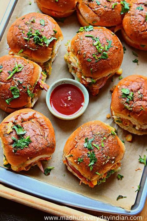 Potato Sliders Baked, Indian Sliders Recipes, Veg Indian Snacks, Indian Potluck Ideas, Indian Sliders, Indian Picnic Food Ideas, Potato Sliders, Bday Picnic, Indian Catering