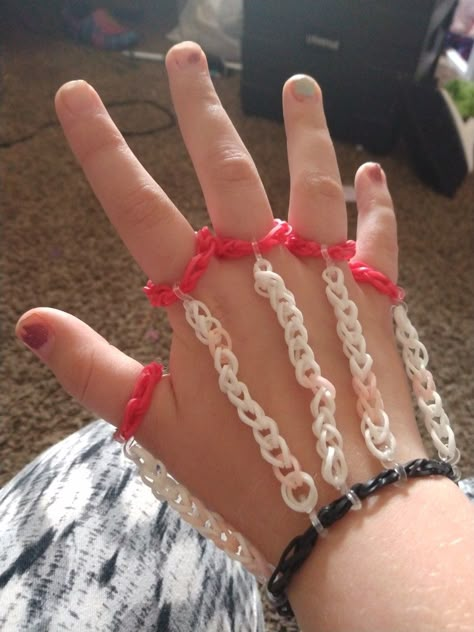 Rubber Beads Bracelet, Ideas For Rubber Band Bracelets, What To Make With Rubber Bands, Rubber Loom Bracelets, Rubber And Bracelets, Crafts With Rubber Bands, Cute Rubber Band Bracelet Color Ideas, Things To Make Out Of Rubber Bands, Matching Rubber Band Bracelets